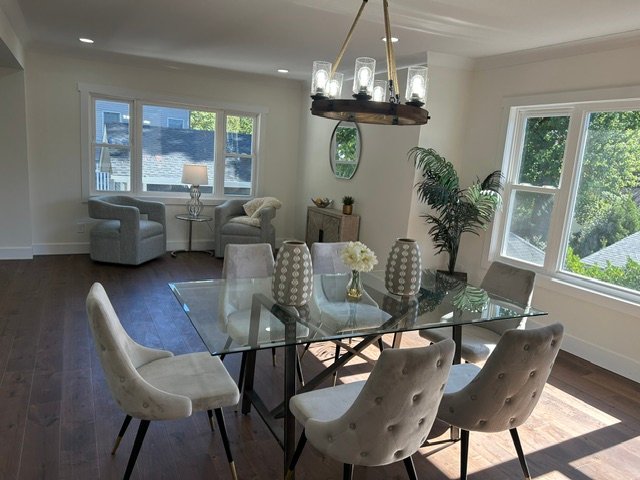 
          Dining room
          after home staging